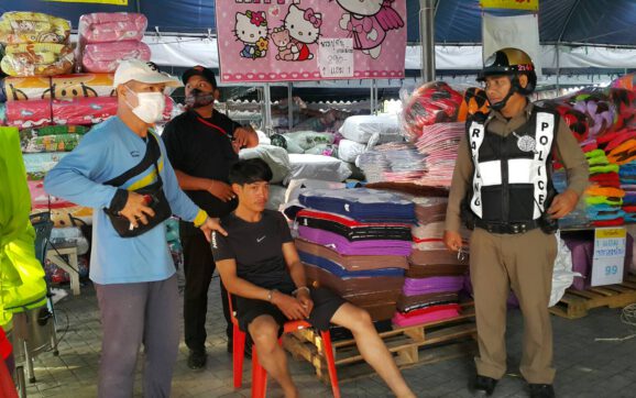 ลูกจ้างขายที่นอนเมา ถูกผู้จัดการร้านว่าไม่พอใจเข้าทำร้าย ถูกยิงสวนกลับเจ็บ