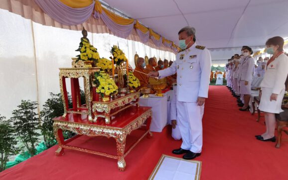 ผวจ.ระยอง นำข้าราชการ ประชาชน ตักบาตรข้าวสารอาหารแห้ง ในวันคล้ายวันพระราชสมภพพระบาทสมเด็จพระบรมชนกาธิเบศร มหาภูมิพลอดุลยเดชมหาราช บรมนาถบพิตร