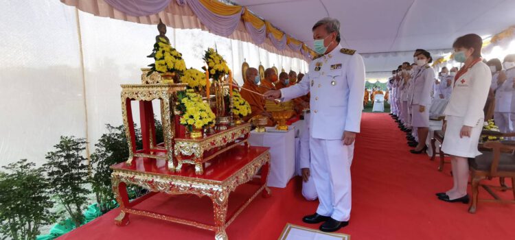 ผวจ.ระยอง นำข้าราชการ ประชาชน ตักบาตรข้าวสารอาหารแห้ง ในวันคล้ายวันพระราชสมภพพระบาทสมเด็จพระบรมชนกาธิเบศร มหาภูมิพลอดุลยเดชมหาราช บรมนาถบพิตร