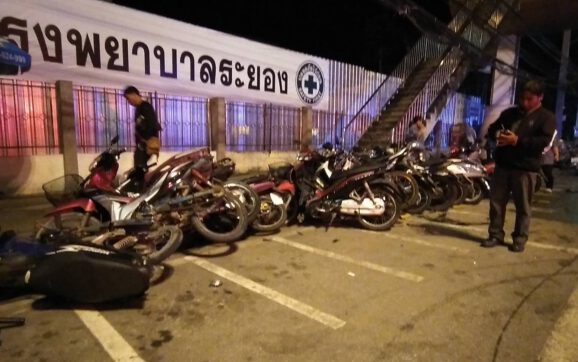 รถเก๋งชนท้ายกระบะแฉลบกวาดรถจยย.อีก 34 คันรวด