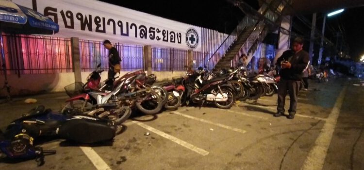 รถเก๋งชนท้ายกระบะแฉลบกวาดรถจยย.อีก 34 คันรวด