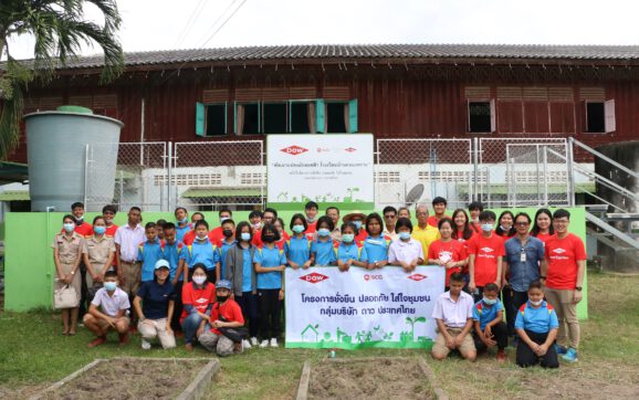 กลุ่มบริษัทดาวและพนักงานจิตอาสาร่วมกันปรับปรุงพื้นที่ปลูกผักโรงเรียนบ้านคลองทราย