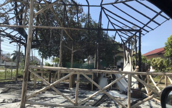 แม่ค้าก๋วยเตี๋ยวเรือสุดเซ็ง วัยรุ่นเล่นพลุตกใส่ไฟไหม้วอดทั้งร้าน