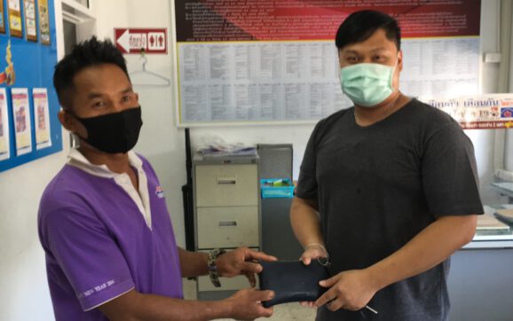 รปภ.คนดีเก็บกระเป๋าข้างในมีสร้อยทองแจ้ง ตร.หาเจ้าของ