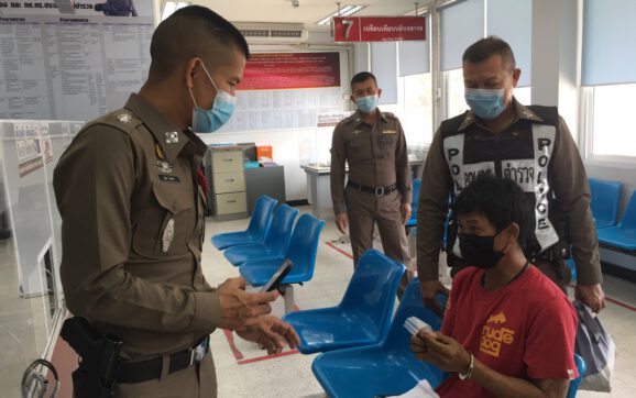 ตำรวจจับหนุ่มพกยาบ้าคาหน้าห้องเช่า