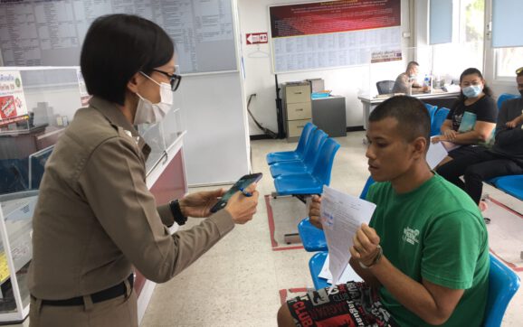 ตำรวจจับหนุ่มกำยาบ้ายาไอซ์คามือหนีไม่รอด