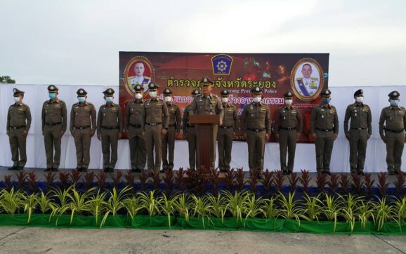 ตำรวจปล่อยแถวตั้งด่านจุดสกัดก่อนช่วงเทศกาลพร้อมใช้กล้องวงจรปิดเพื่อความโปร่งใสในการปฎิบัติหน้าที่