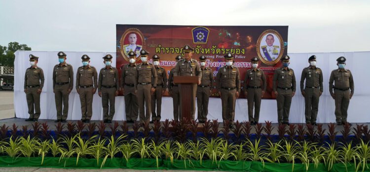 ตำรวจปล่อยแถวตั้งด่านจุดสกัดก่อนช่วงเทศกาลพร้อมใช้กล้องวงจรปิดเพื่อความโปร่งใสในการปฎิบัติหน้าที่