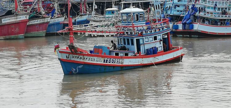 เรือไทยช่วยลูกเรือประมงชาวเวียดนามลอยคอกลางอ่าวไทย หลังถังแก๊สระเบิดเรือไหม้จมทะเล