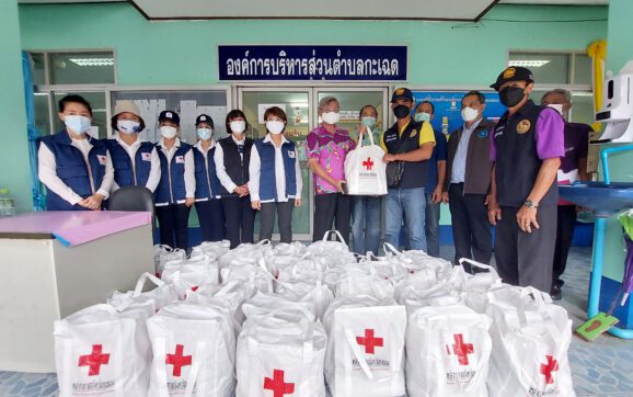พ่อเมืองระยองพร้อมนายกเหล่ากาชาดฯลงพื้นที่ตรวจเยี่ยมและมอบชุดธารน้ำใจให้กับประชาชนที่ได้รับผลกระทบจากอุทกภัย