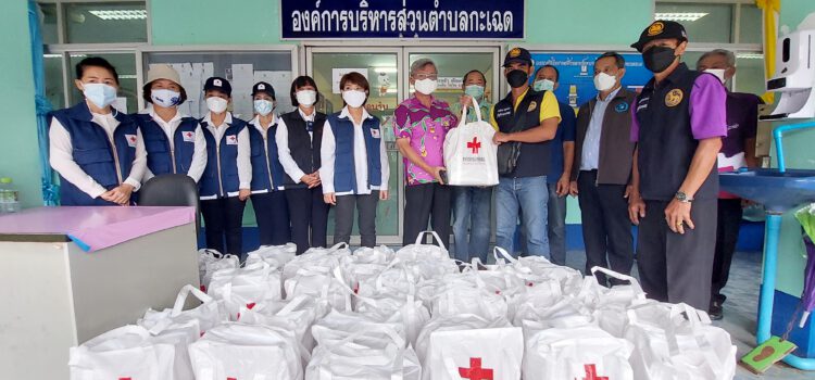 พ่อเมืองระยองพร้อมนายกเหล่ากาชาดฯลงพื้นที่ตรวจเยี่ยมและมอบชุดธารน้ำใจให้กับประชาชนที่ได้รับผลกระทบจากอุทกภัย