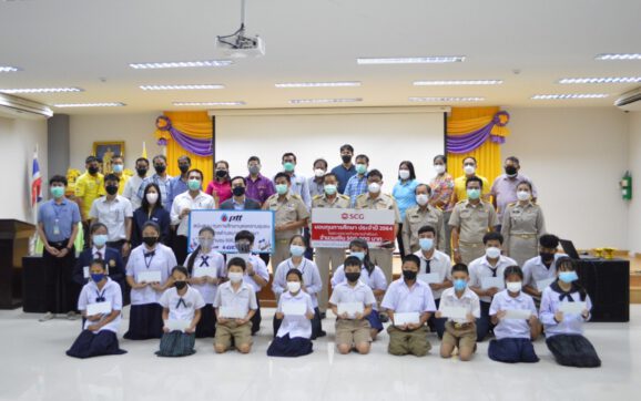 กลุ่ม ปตท.ระยอง มอบทุนการศึกษาให้บุตรหลานชุมชนเทศบาลตำบลมาบข่าพัฒนา