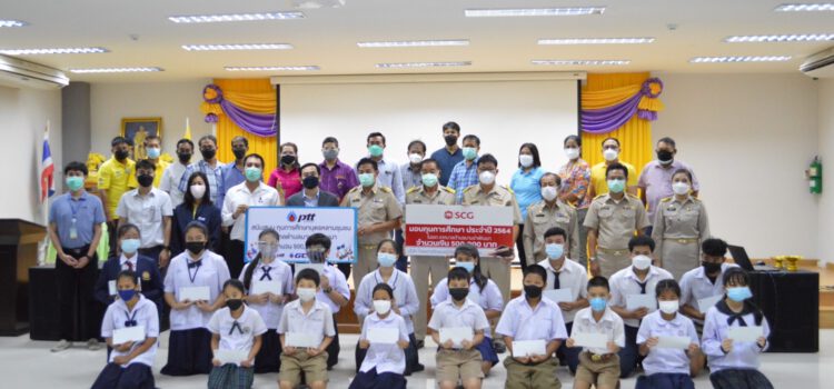 กลุ่ม ปตท.ระยอง มอบทุนการศึกษาให้บุตรหลานชุมชนเทศบาลตำบลมาบข่าพัฒนา