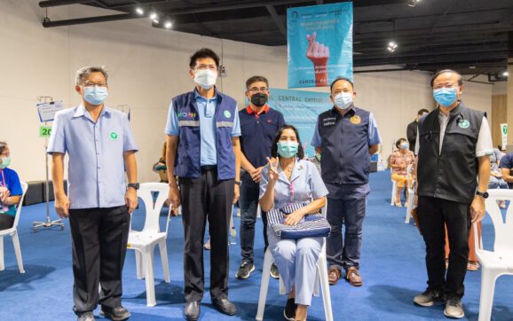 เซ็นทรัลระยอง ต้อนรับ รมช.สาธาณสุข ตรวจเยี่ยมบุคลากรทางการแพทย์ฉีดวัคซีนไฟเซอร์
