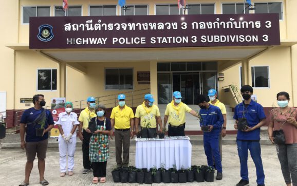 ตำรวจทางหลวงระยอง แจกฟ้าทะลายโจร พร้อมเปิดโครงการเปลี่ยนไฟท้ายรถจักรยานยนต์ให้ประชาชนฟรี