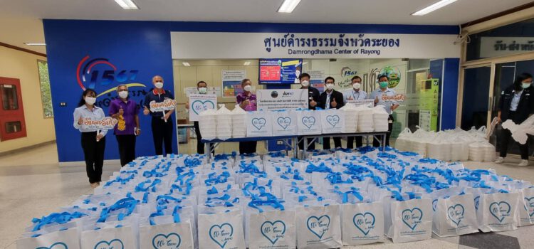 ผวจ.ระยองรับมอบถุงยังชีพพร้อมข้าวกล่อง 5,000 ชุดจาก บ.ไออาร์พีซี ส่งมอบต่อให้ประชาชน