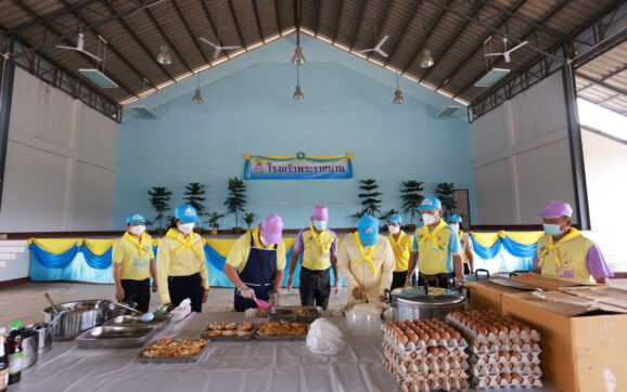 ผวจ.ระยอง เปิดโรงครัวพระราชทาน ภายใต้กิจกรรมจิตอาสา “มีแล้วแบ่งปัน” ที่ อ.แกลง