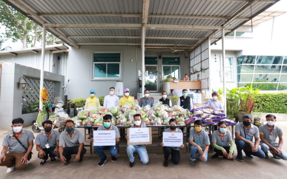 เอกอัครราชทูตราชอาณาจักรกัมพูชา ประจำประเทศไทย มอบข้าวสารและอาหารให้แรงงานกัมพูชาที่ประสบปัญหาโควิด-19