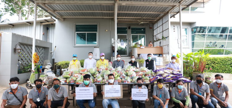 เอกอัครราชทูตราชอาณาจักรกัมพูชา ประจำประเทศไทย มอบข้าวสารและอาหารให้แรงงานกัมพูชาที่ประสบปัญหาโควิด-19