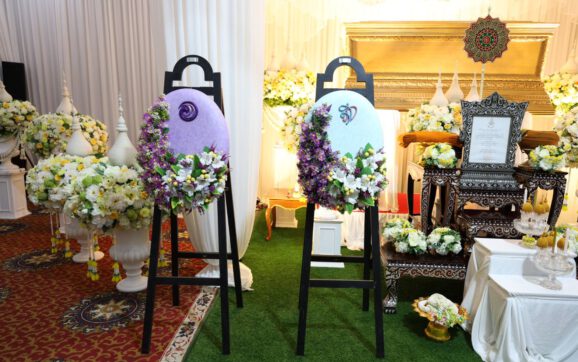ผู้ว่าราชการจังหวัดระยอง เชิญพวงมาลาหลวงพระราชทานวางหน้าหีบศพพระครูวิจิตรธรรมภิรัต เจ้าอาวาสวัดละหารไร่ จ.ระยอง