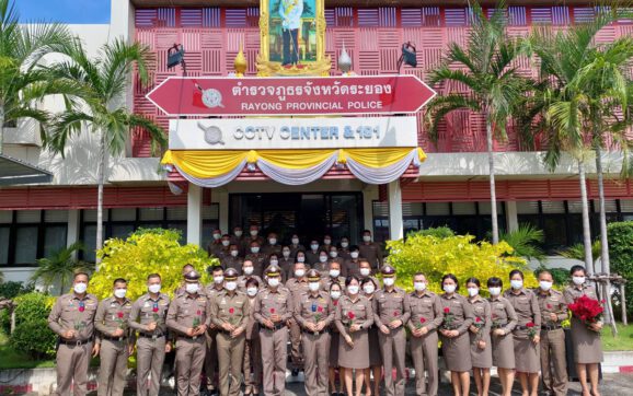 ข้าราชการตำรวจภูธรจังหวัดระยอง ร่วมแสดงความยินดีกับ พล.ต.ต.มานะ  อินพิทักษ์ รอง ผบช.ภ.2 ในโอกาสอำลาตำแหน่ง รรท.ผบก.ภ.จว.ระยอง