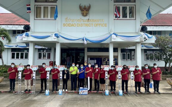 วิทยาลัยการอาชีพสอยดาว มอบสิ่งประดิษฐ์และอุปกรณ์ป้องกันโควิด-19 ให้ ร.พ. สถานพยาบาลและหน่วยงานราชการ