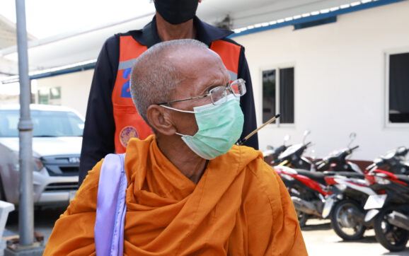 หลวงพ่อวัย 73 แจ้งจับหลวงพี่พระหนุ่มวัดเดียวกันหลังหลอกยืมเงินแล้วสึกหนีหายไป