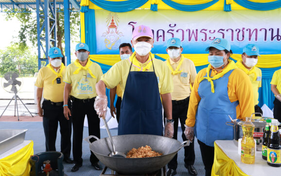 บ้านฉาง เปิดโรงครัวพระราชทานทำอาหารมอบให้ ร.พ.สนาม ภายใต้กิจกรรมจิตอาสา”มีแล้วแบ่งปัน”