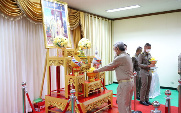 จ.ระยอง ทำพิธีรับพระราชทานหนังสือ”เรื่องเล่าชาวคชานุรักษ์” ให้หัวหน้าส่วนราชการเพื่อส่งต่อให้กับประชาชน