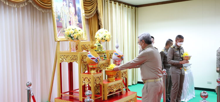 จ.ระยอง ทำพิธีรับพระราชทานหนังสือ”เรื่องเล่าชาวคชานุรักษ์” ให้หัวหน้าส่วนราชการเพื่อส่งต่อให้กับประชาชน