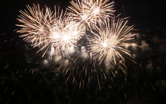 เคาท์ดาวน์ระยองส่งท้ายปีเก่าโชว์พลุกว่า 1.000 นัด นักท่องเที่ยวแน่นชายหาด