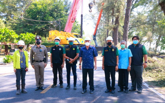 พ่อเมืองระยอง ติดตามการตัดแต่งต้นสนบริเวณชายหาดสวนสน ป้องกันการโค่นล้มกระทบนักท่องเที่ยว