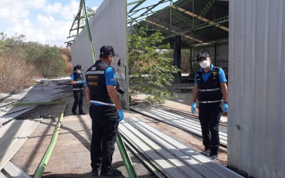 ตร.พิสูจน์หลักฐาน ตรวจโรงงานร้างที่พบหนุ่มใหญ่นอนเสียชีวิต คาดตกจากที่สูง