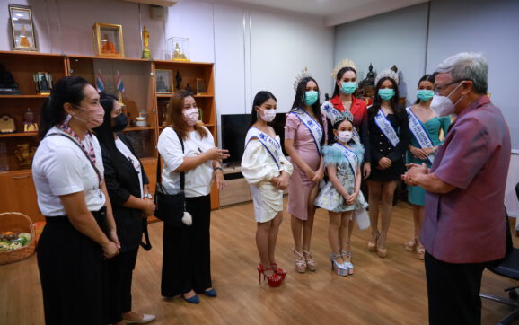 นางงามเด็กตัวแทนประเทศไทย เข้าขอพรผวจ.ระยองก่อนเดินทางไปประกวดเวทีระดับโลกในต่างประเทศ