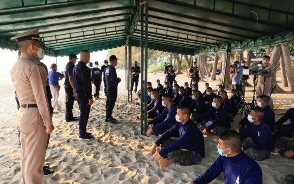 ผบ.ทัพเรือภาคที่ 1 นำกำลังพลเตรียมขจัดคราบน้ำมันอีกครั้ง