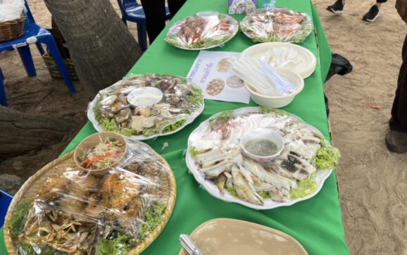 รมช.สธ.ควงรองผู้ว่าระยอง พร้อมผู้บริหาร สธ.โชว์กินอาหารทะเลระยอง ปลอดภัย มั่นใจ กินได้