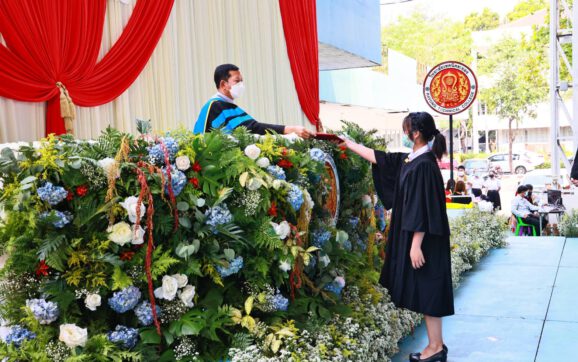 วิทยาลัยเทคนิคระยอง มอบประกาศนียบัตรแก่ผู้สำเร็จการศึกษา ระดับ ปวช.และ ปวส. ประจำปีการศึกษา 2564