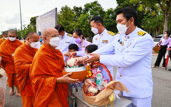 วิทยาลัยเทคนิคระยอง ร่วมทำบุญตักบาตร ข้าวสาร อาหารแห้งพระภิกษุสงฆ์ เนื่องในวันเฉลิมพระชนมพรรษา สมเด็จพระนางเจ้าสุทิดาฯพระบรมราชินี