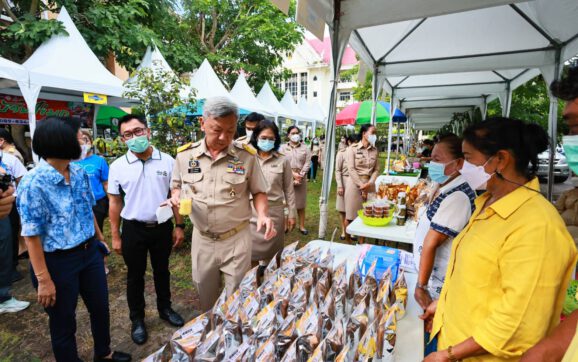 ผวจ.ระยอง เยี่ยมชมบูธและอุดหนุนสินค้าในงาน ตลาดนัดของดีระยอง ออฟไลน์ ที่ หอประชุมศูนย์ราชการจังหวัดระยอง