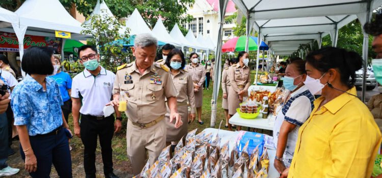 ผวจ.ระยอง เยี่ยมชมบูธและอุดหนุนสินค้าในงาน ตลาดนัดของดีระยอง ออฟไลน์ ที่ หอประชุมศูนย์ราชการจังหวัดระยอง