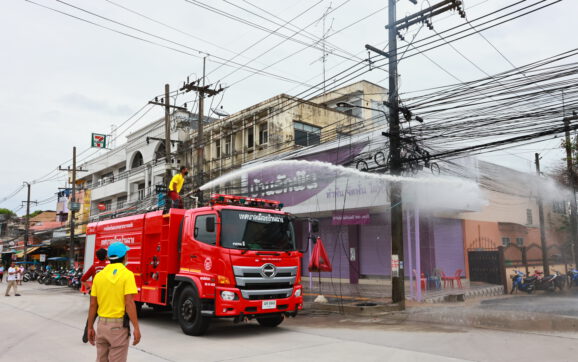 ไฟไหม้สายสื่อสารริมถนนสุขุมวิท อ.บ้านฉาง จ.ระยอง โชคดีเจ้าหน้าที่ดับทัน