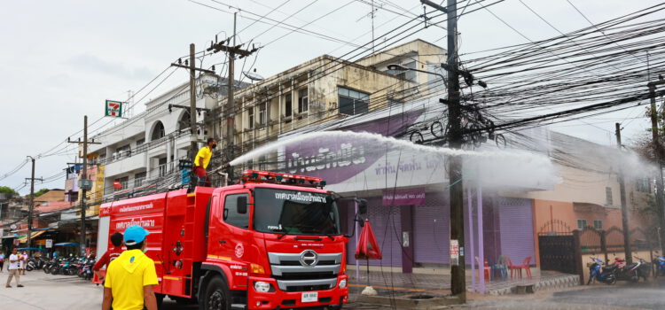 ไฟไหม้สายสื่อสารริมถนนสุขุมวิท อ.บ้านฉาง จ.ระยอง โชคดีเจ้าหน้าที่ดับทัน