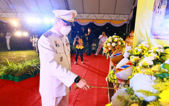 ผวจ.ระยอง นำข้าราชการและประชาชน จุดเทียนถวายพระพรชัยมงคลแด่พระบาทสมเด็จพระเจ้าอยู่หัว เนื่องในวันเฉลิมพระชนมพรรษา