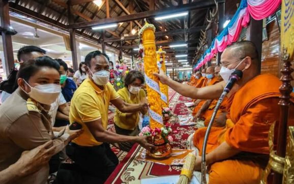 เทศบาลต.ทับมา จัดงานประเพณีแห่เทียนพรรษาถวายวัดทับมา