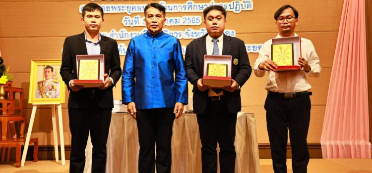 ศึกษาธิการจังหวัดระยอง เปิดโครงการสร้างและส่งเสริมความเป็นพลเมืองดี ตามรอยพระยุคลบาท