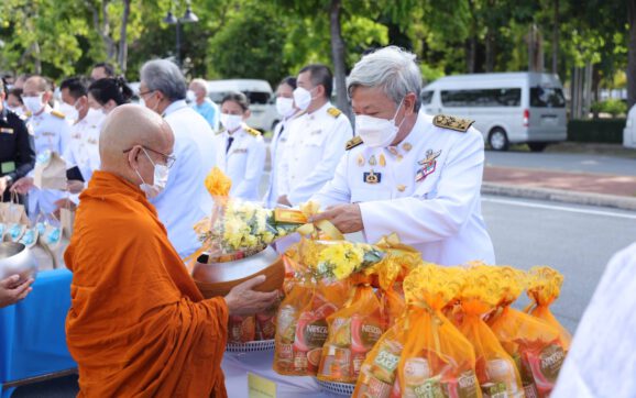 ผวจ.ระยอง นำข้าราชการและประชาชนทำบุญตักบาตร เนื่องในวันเฉลิมพระชนมพรรษา สมเด็จพระนางเจ้าสิริกิติ์ พระบรมราชินีนาถ พระบรมราชนนีพันปีหลวง