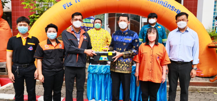 เทคนิคระยอง นำครูและอาชีวะอาสา ออกซ่อมเครื่องใช้ไฟฟ้าให้ชาวบ้านหลังน้ำลด