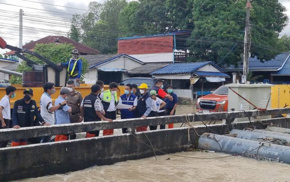 รมช.สธ.ลงพื้นที่ติดตามสถานการณ์น้ำท่วมต.ทับมา พร้อมจัดทีมแพทย์ช่วยผู้ป่วยติดเตียง