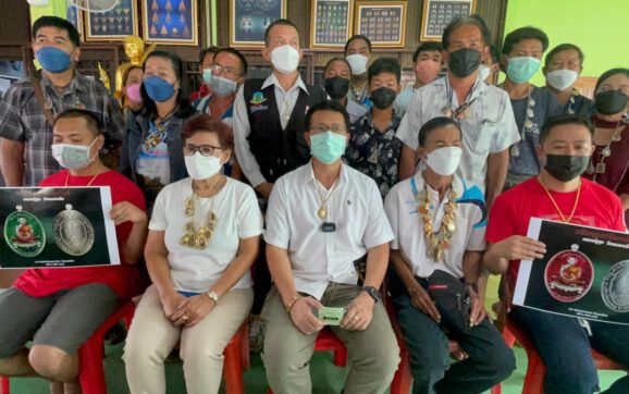 ประชาชนจากทั่วประเทศ หลั่งไหลเข้าจองเหรียญหลวงปู่ทองสุข วัดหนองฆ้อ กันอย่างเนืองแน่น