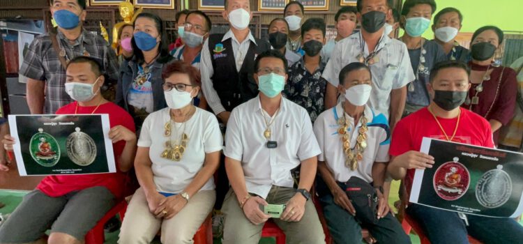 ประชาชนจากทั่วประเทศ หลั่งไหลเข้าจองเหรียญหลวงปู่ทองสุข วัดหนองฆ้อ กันอย่างเนืองแน่น